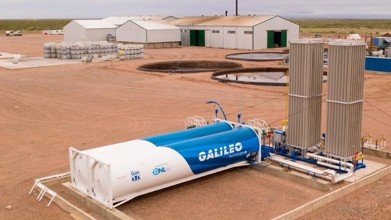 Galileo modular LNG unit with vertical cryogenic storage tanks at oilfield site